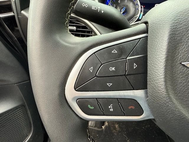 Used 2025 Black Chrysler Select image 17