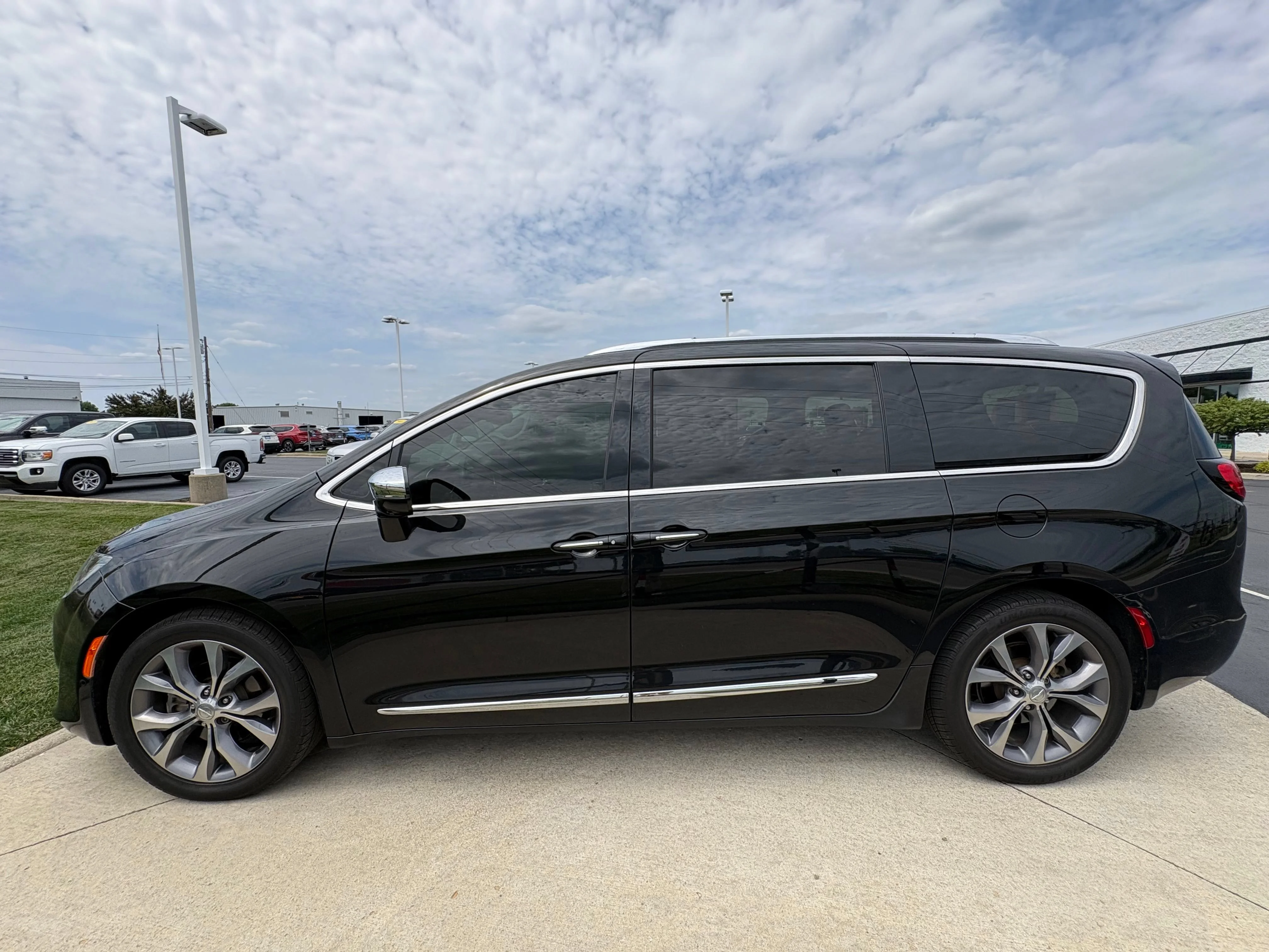 Used 2019 Black Chrysler Limited image 4