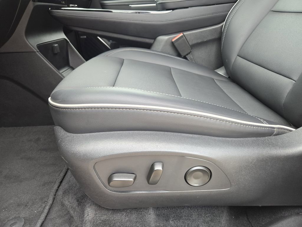 Used 2025 Summit White Buick Preferred image 19