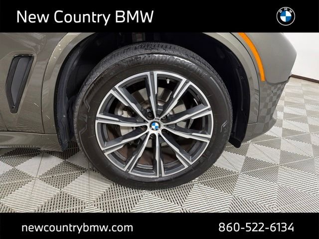 Used 2023 Green BMW xDrive40i image 9