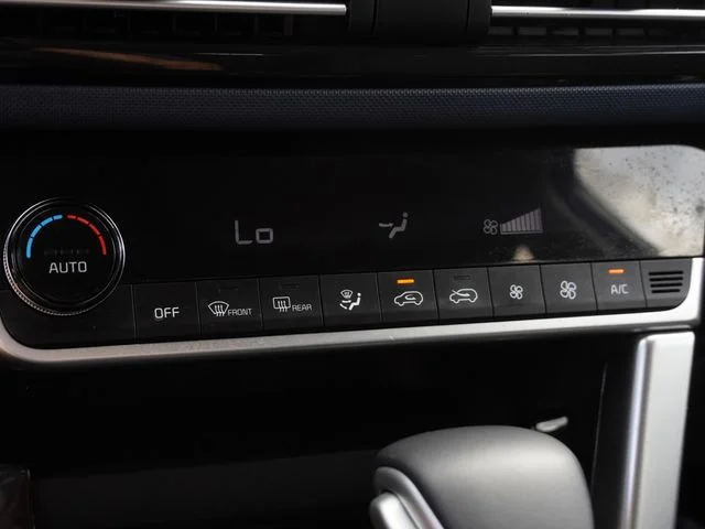 Used 2023 White Kia S image 23