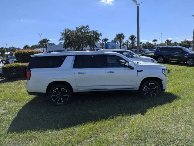 Used 2022 WHITE FROST TRICOAT GMC Denali image 2