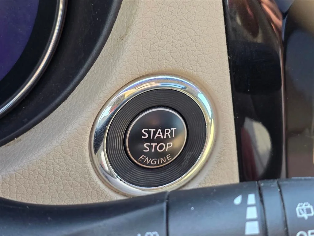 Used 2015 Red Nissan SL image 18