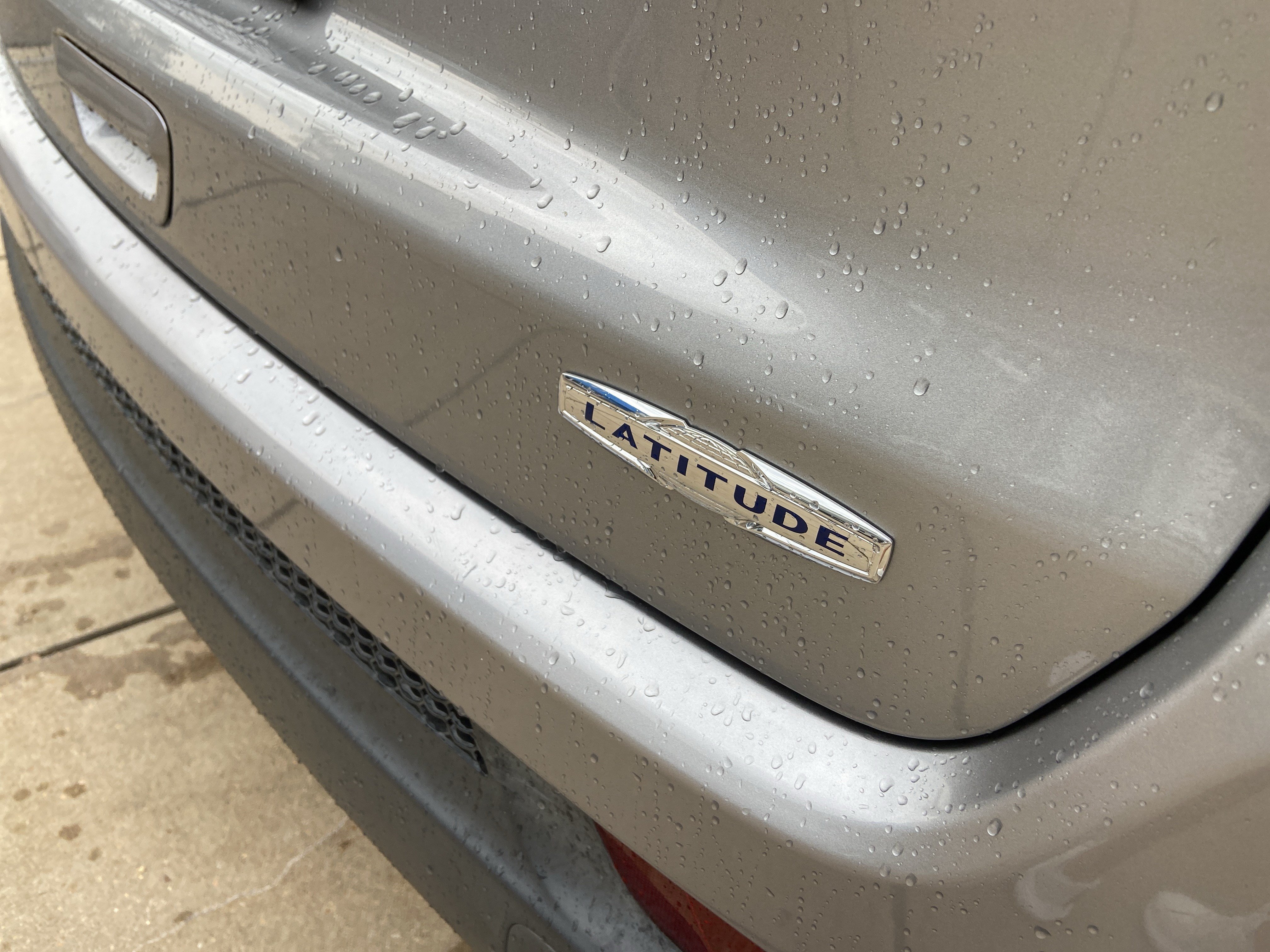 Used 2019 Billet Silver Metallic Clearcoat Jeep Latitude image 42