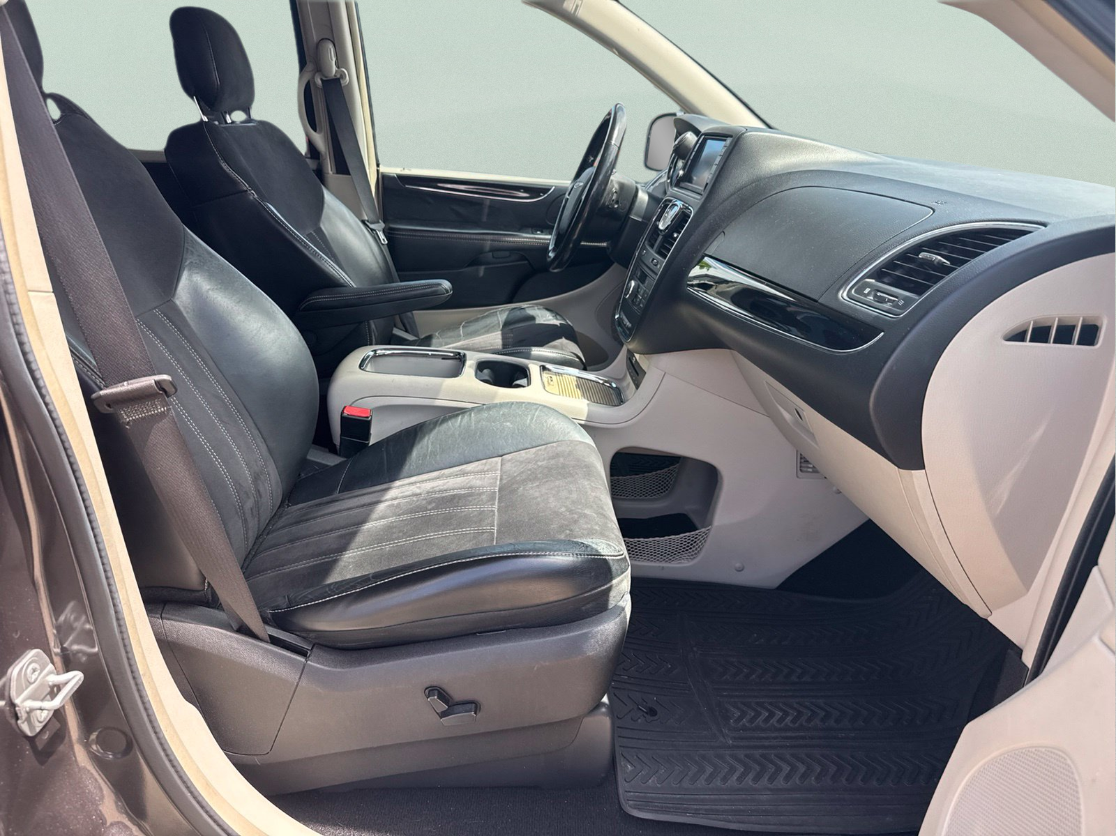Used 2016 Gray Chrysler Limited image 36