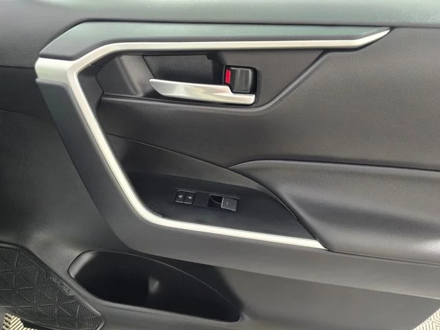 Used 2025 White Toyota XLE image 3