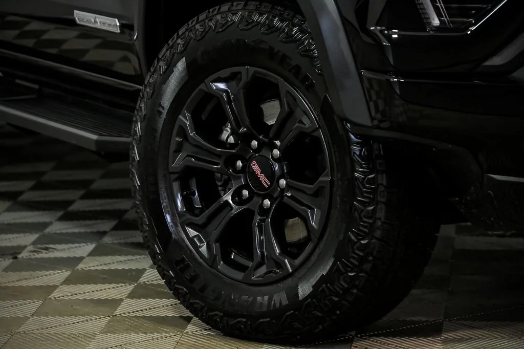 Used 2025 Onyx Black GMC Elevation image 3