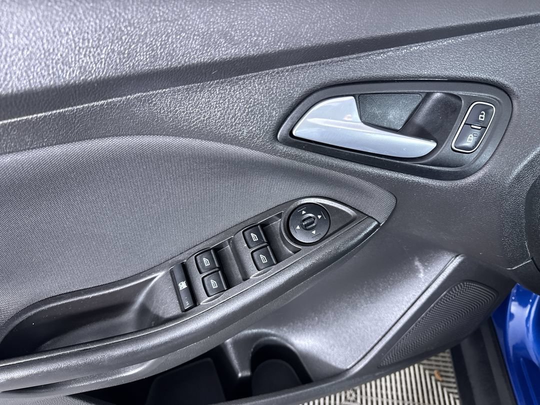 Used 2018 Blue Ford SE image 13