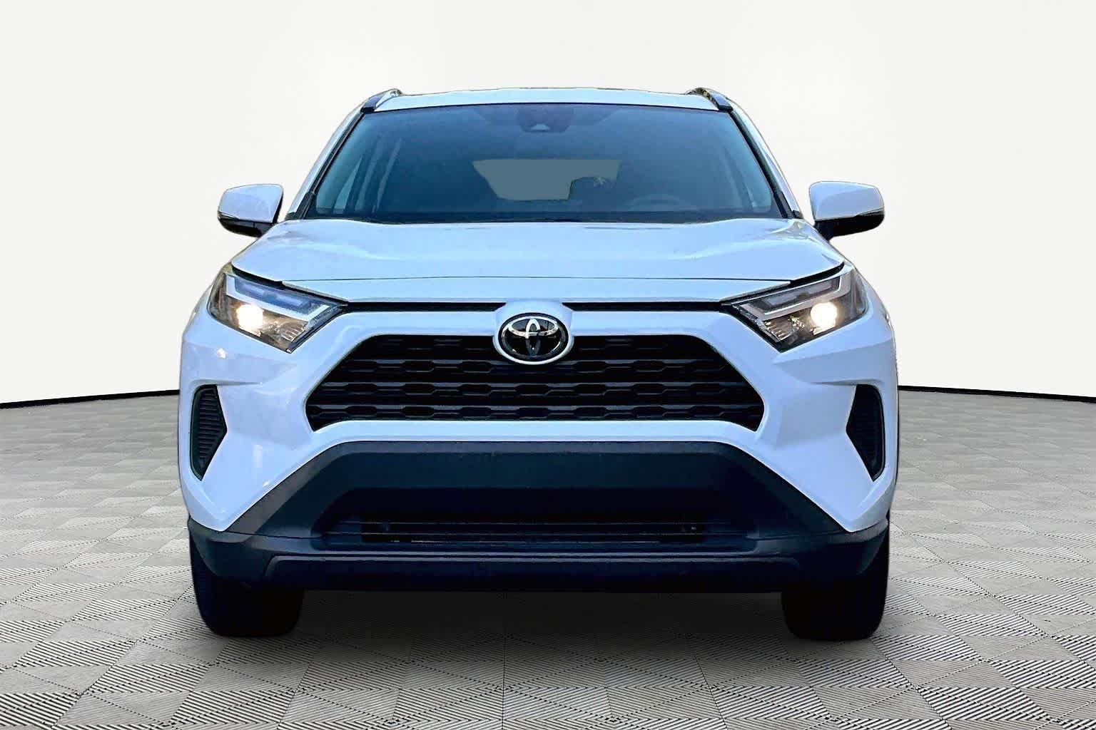 Used 2025 Ice Cap Toyota XLE image 4