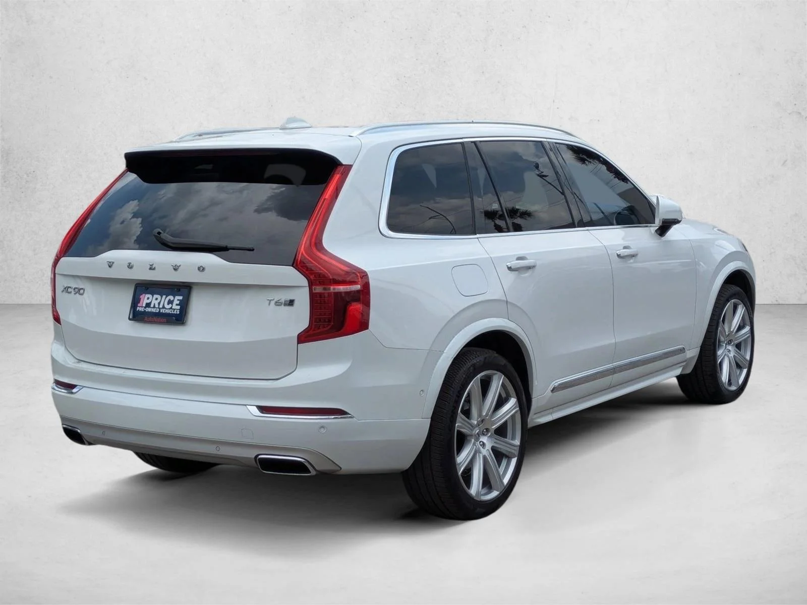 Used 2018 White Volvo Inscription image 5