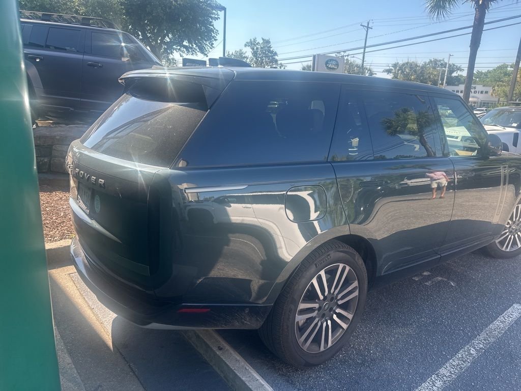 Used 2025 Green Land Rover SE image 4