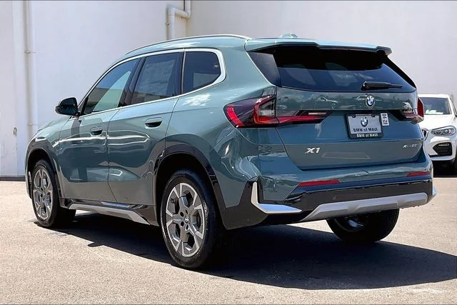 New 2026 Cape York Green Metallic BMW xDrive28i image 3