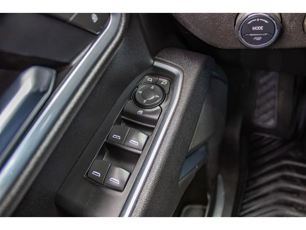 Used 2025 SUMMIT WHITE Chevrolet LT image 29