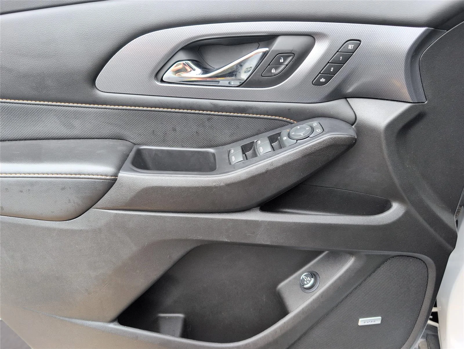 Used 2021 Iridescent Pearl Tricoat Chevrolet Premier image 16