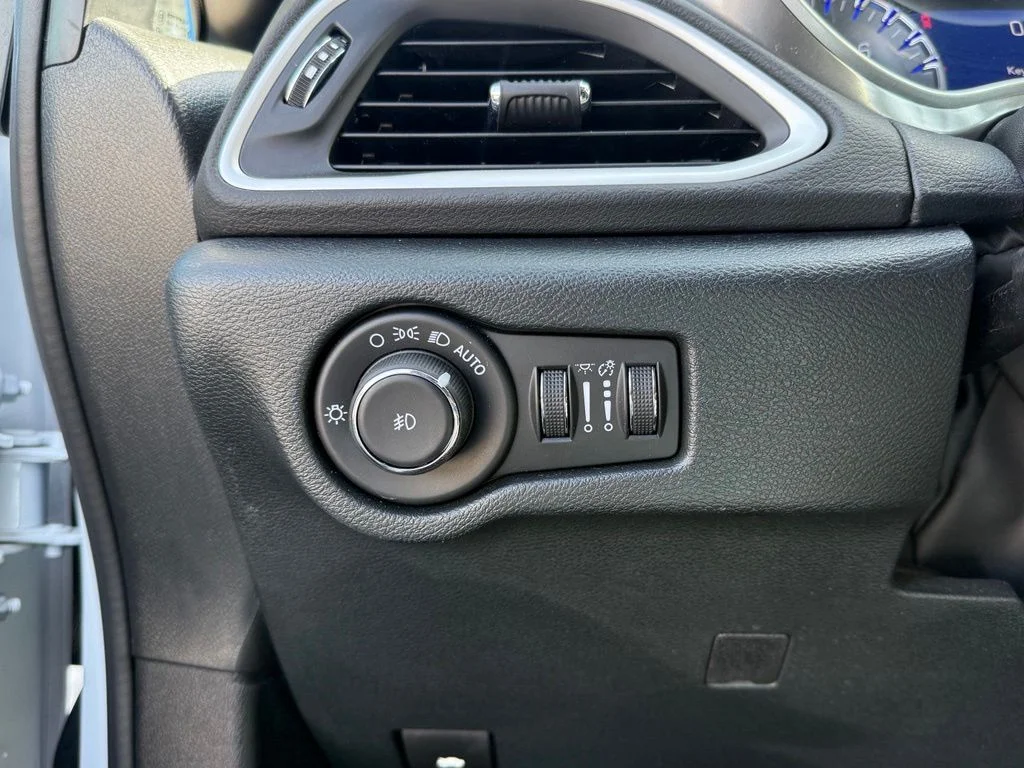 Used 2025 White Chrysler Select image 27