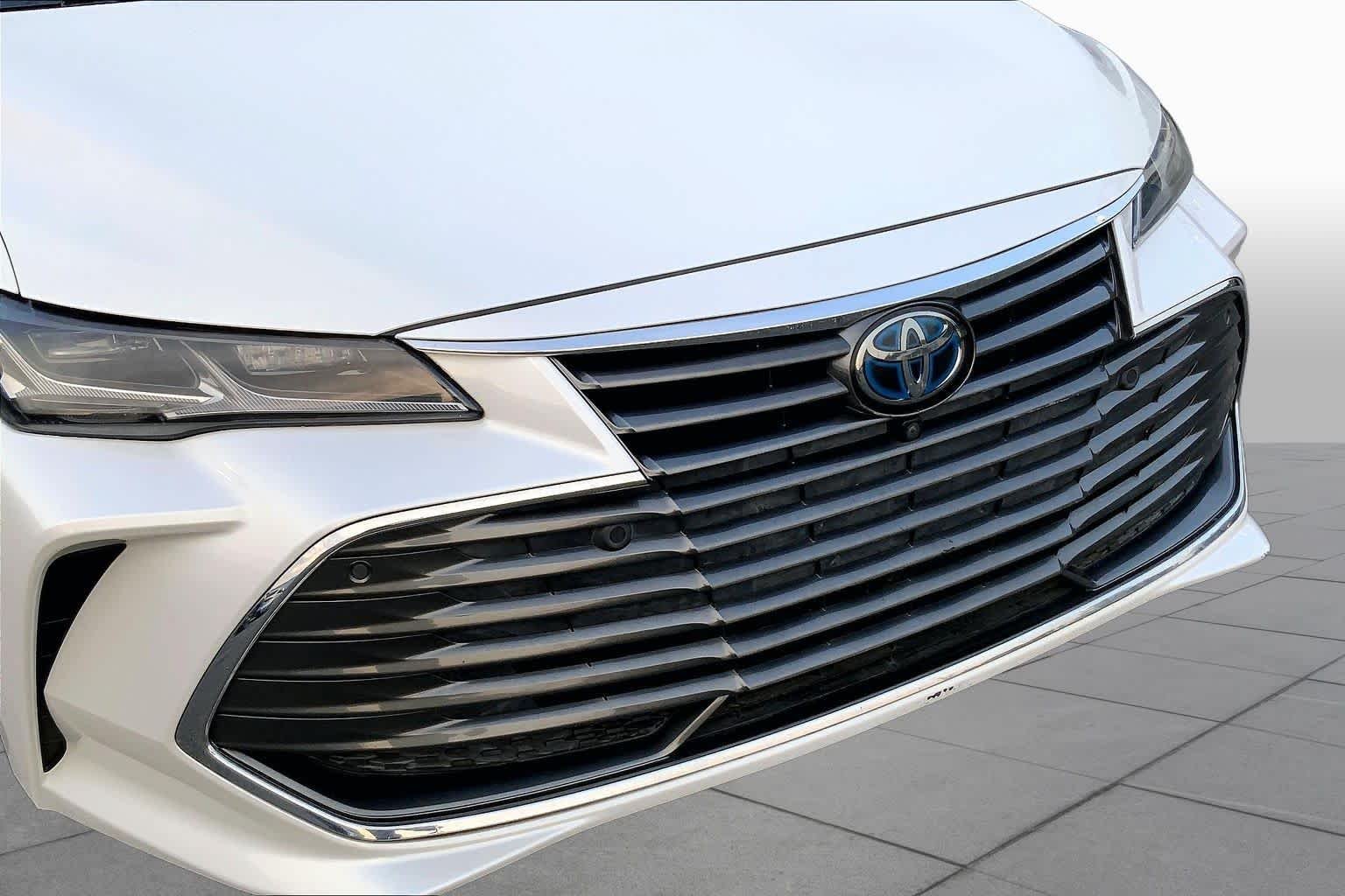 Used 2020 Wind Chill Pearl Toyota Hybrid Limited image 29