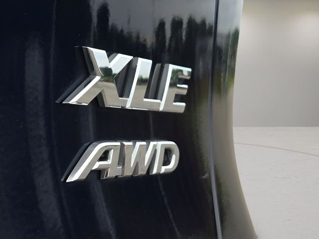 Used 2023  Toyota XLE image 32