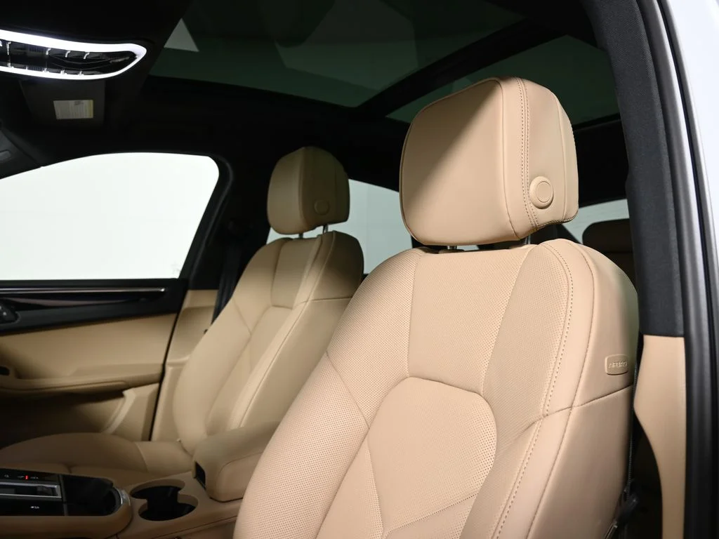 2026 Porsche Macan T - Photo 15