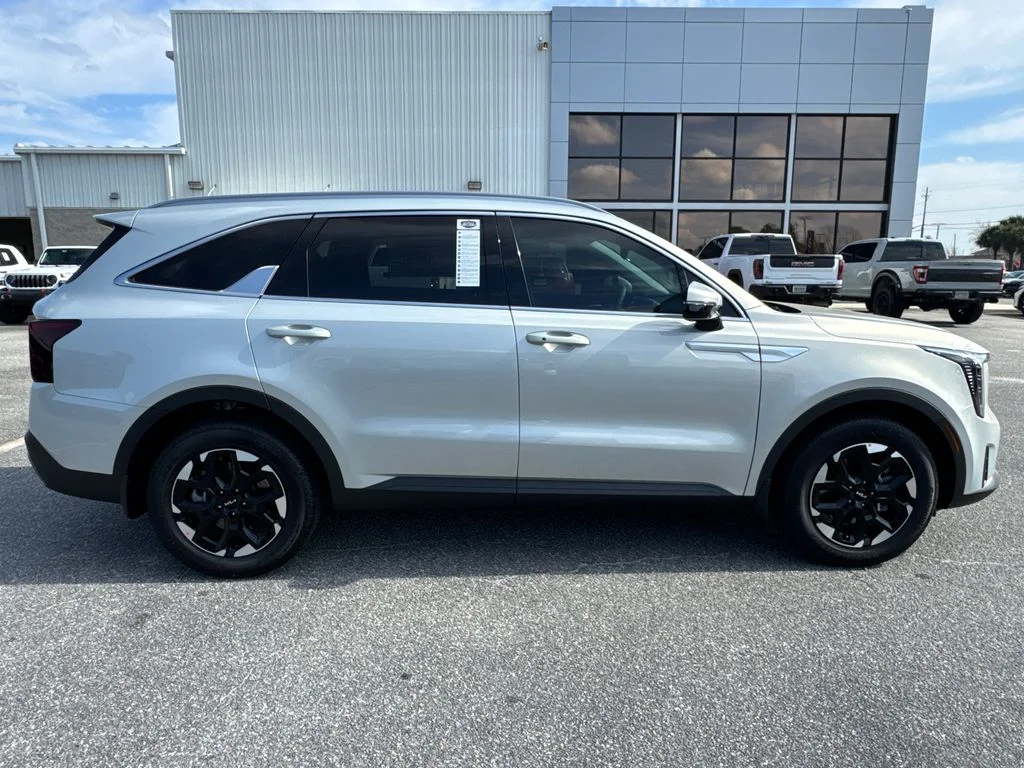 New 2026 Ivory Silver Kia S image 2
