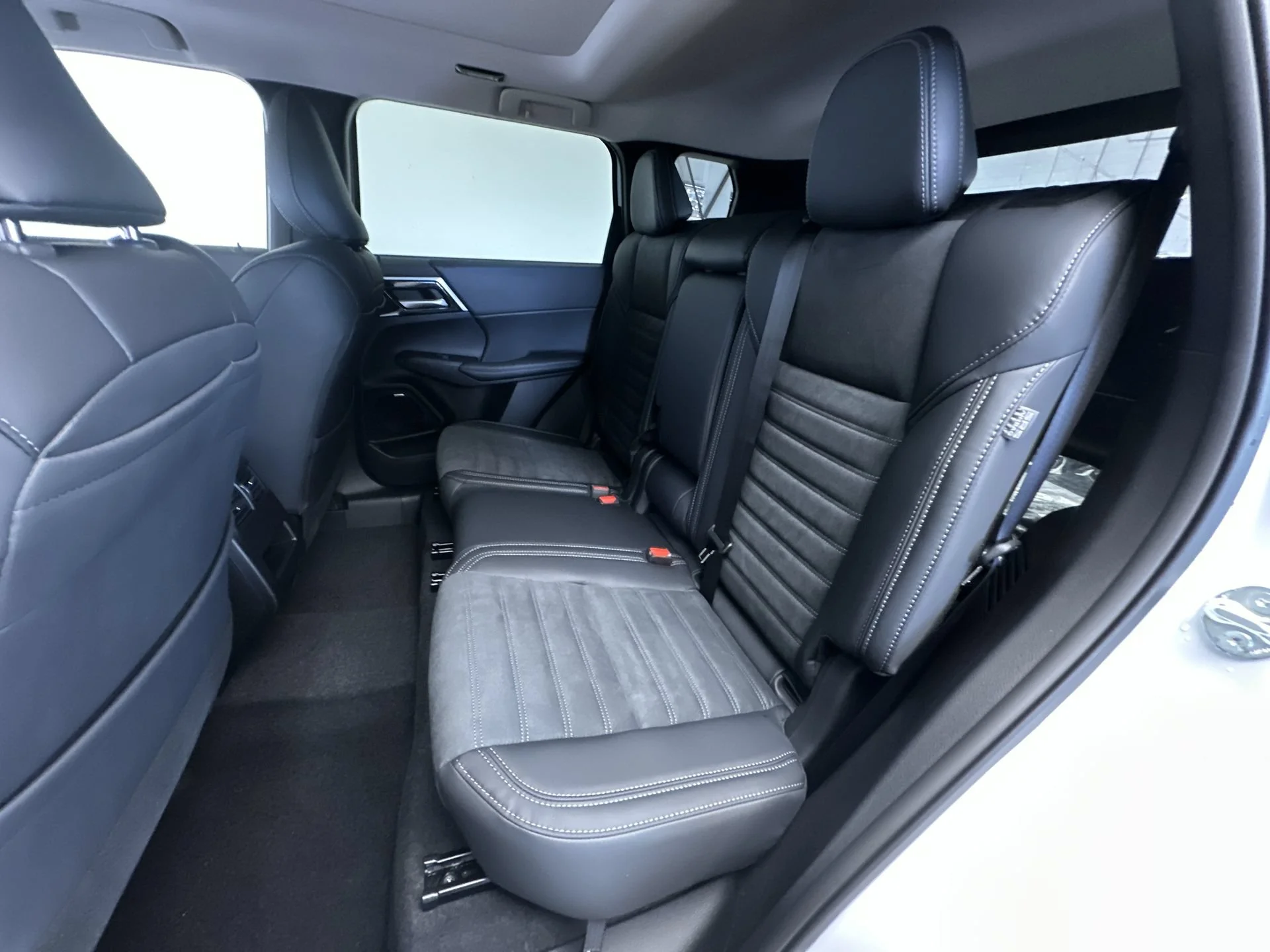 New 2026 White Diamond/Black Roof Mitsubishi Trail Edition image 22