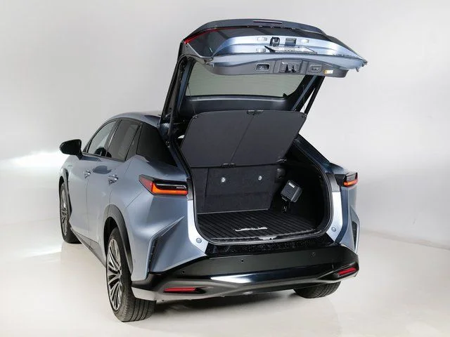Used 2023  Lexus 450e Luxury image 32