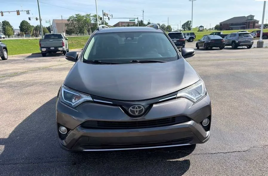 Used 2018 Magnetic Gray Metallic Toyota XLE image 2