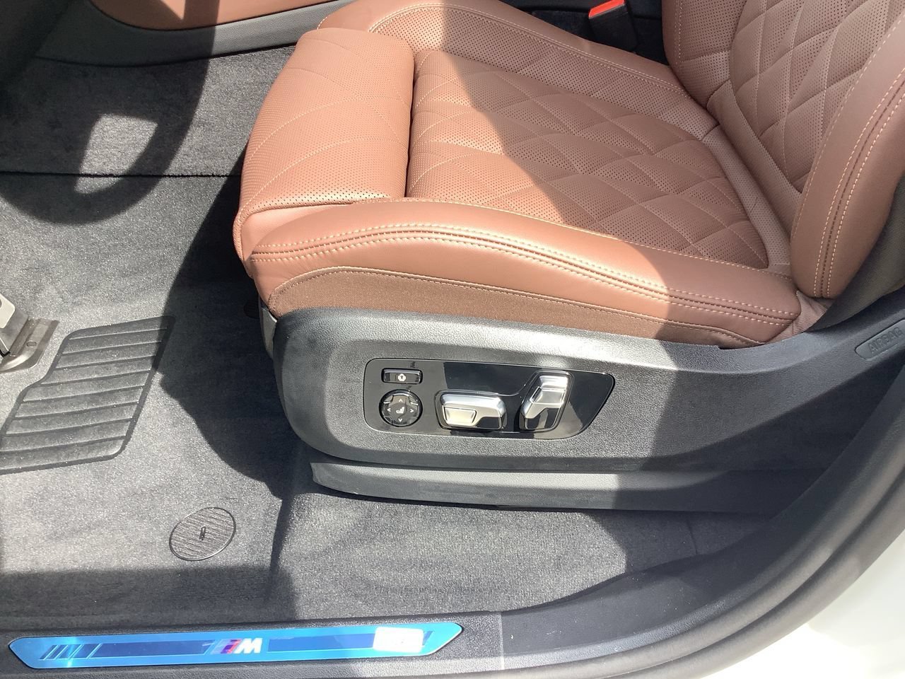 New 2026 Mineral White Metallic BMW sDrive40i image 15