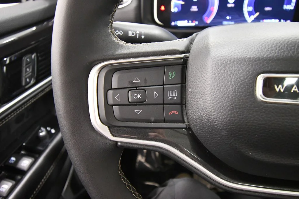 Used 2024 Silver Jeep Base image 21