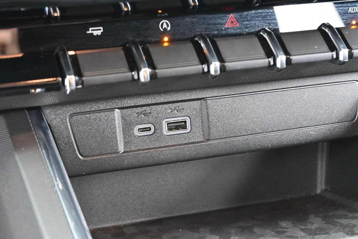 Used 2025 Onyx Black GMC Elevation image 26