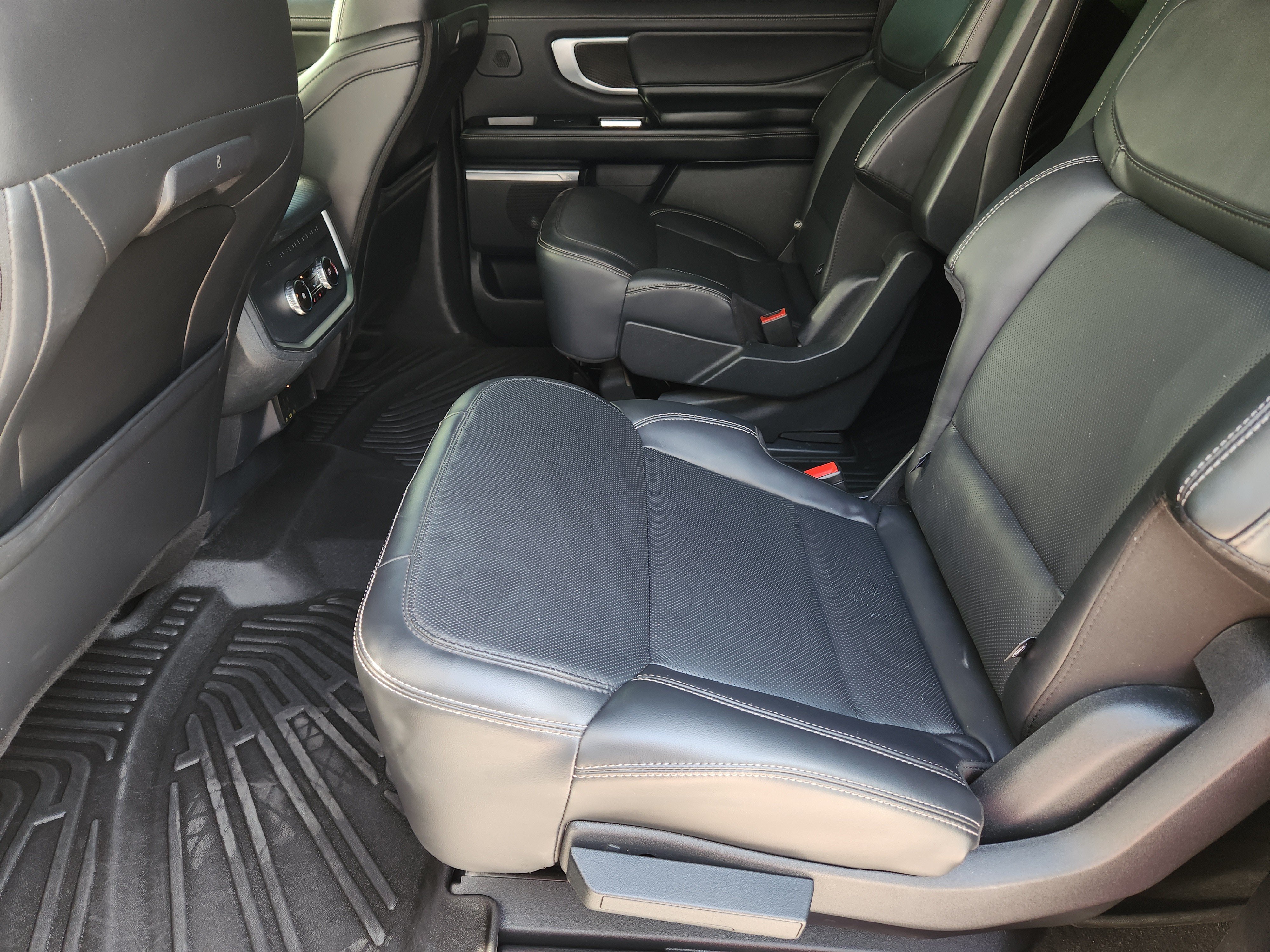 Used 2025 Agate Black Metallic Ford Platinum image 32