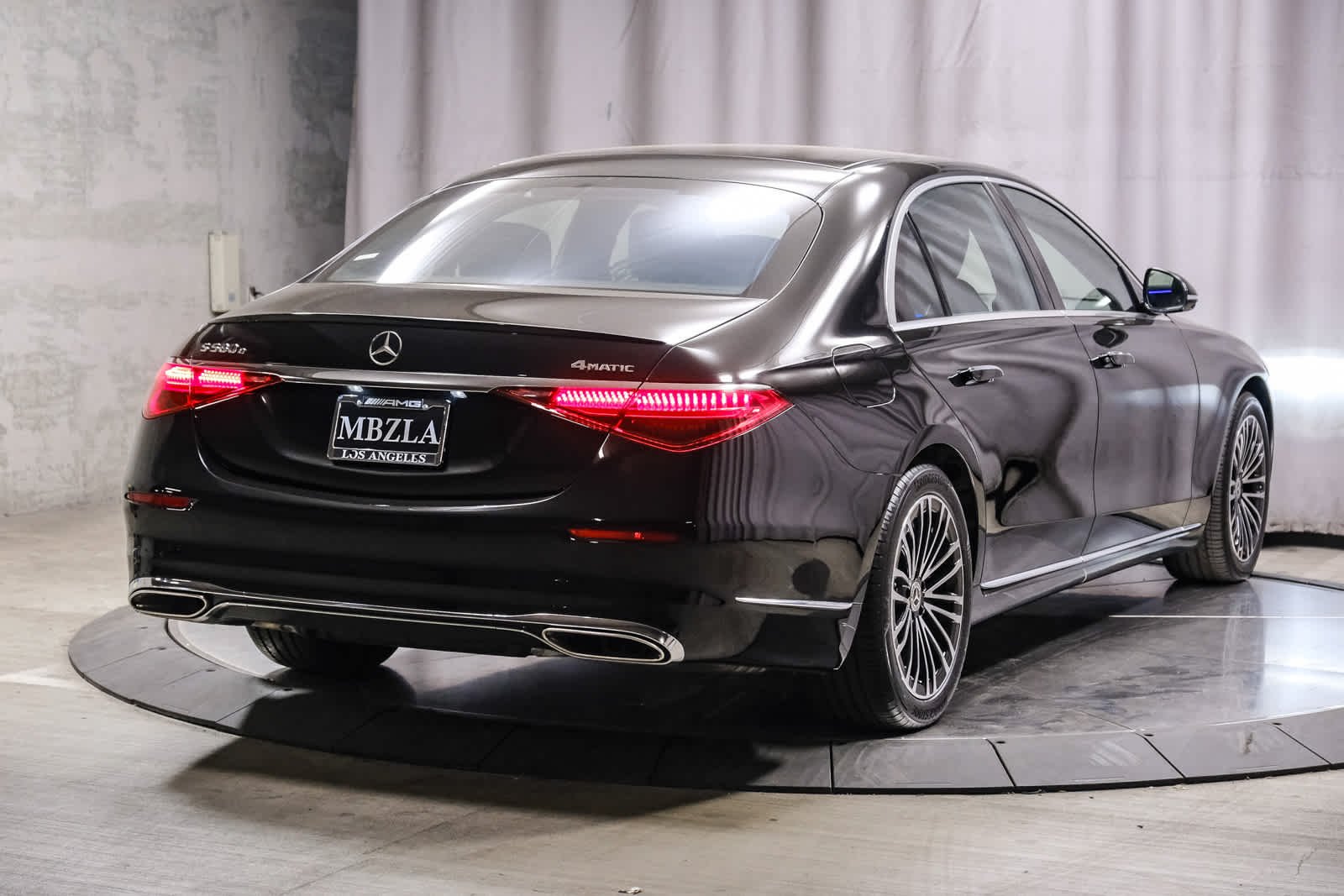 Used 2024 Black Mercedes-Benz S 580e image 4