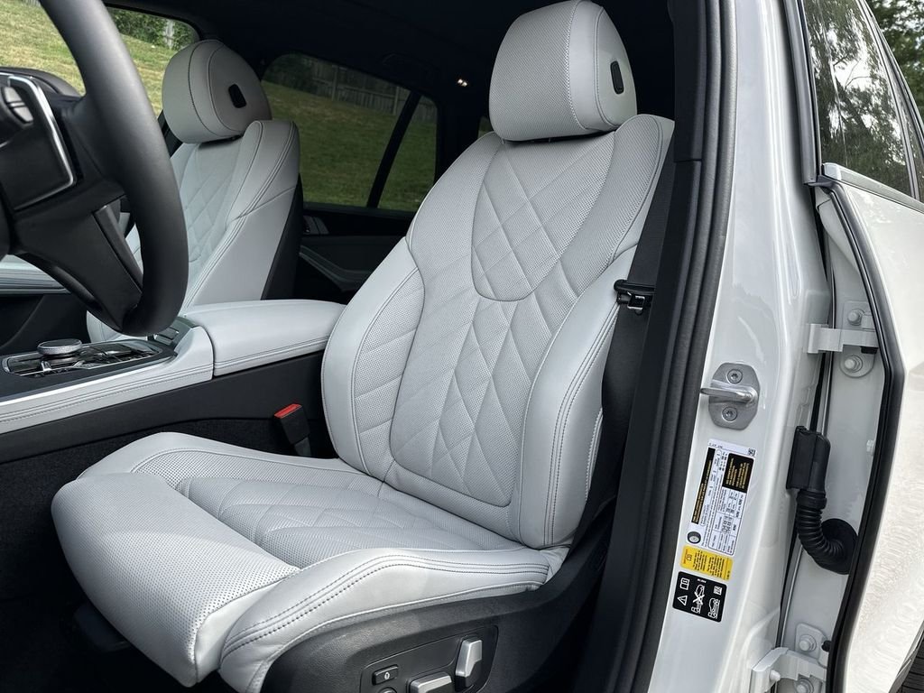 Used 2024 White BMW xDrive40i image 33