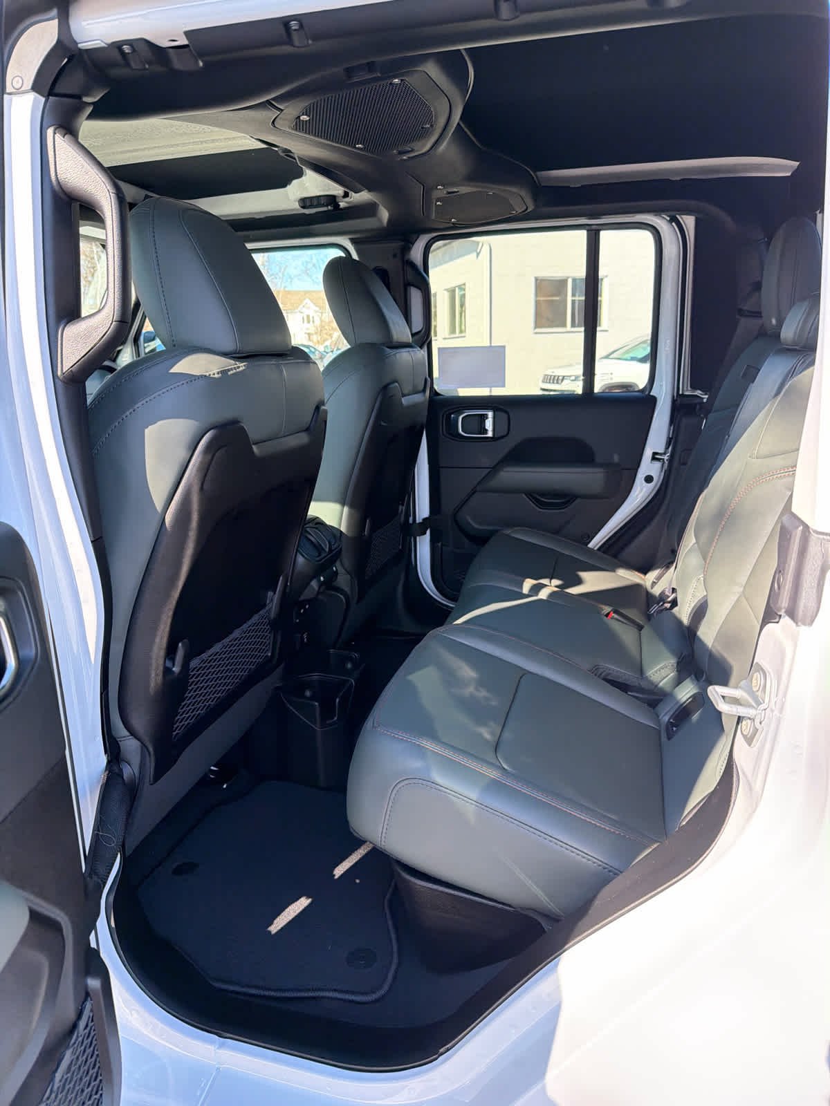 New 2026 Bright White Clear-Coat Exterior Paint Jeep Mojave X image 13