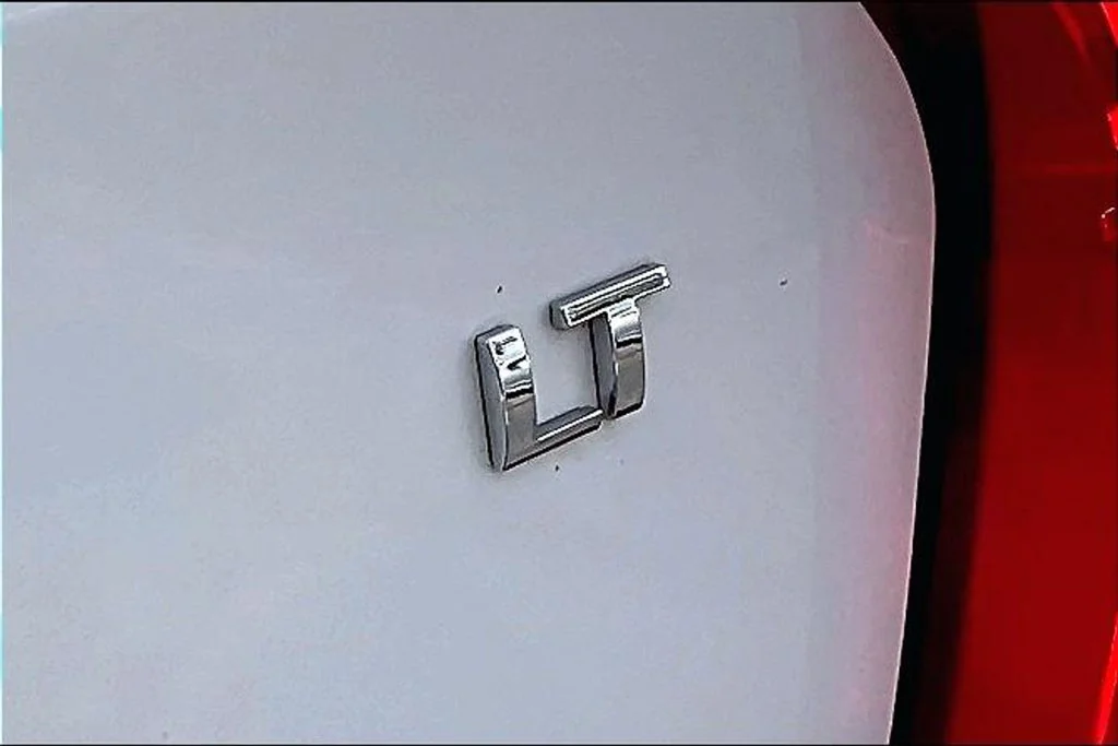 Used 2021 White Chevrolet 1LT image 9