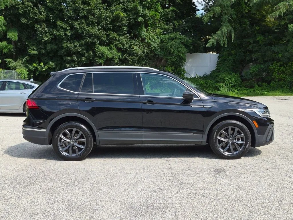 Used 2022 Black Volkswagen 2.0T SE image 2