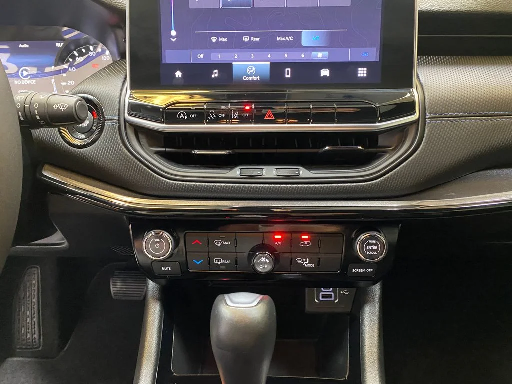 Used 2026 White Jeep Latitude image 43