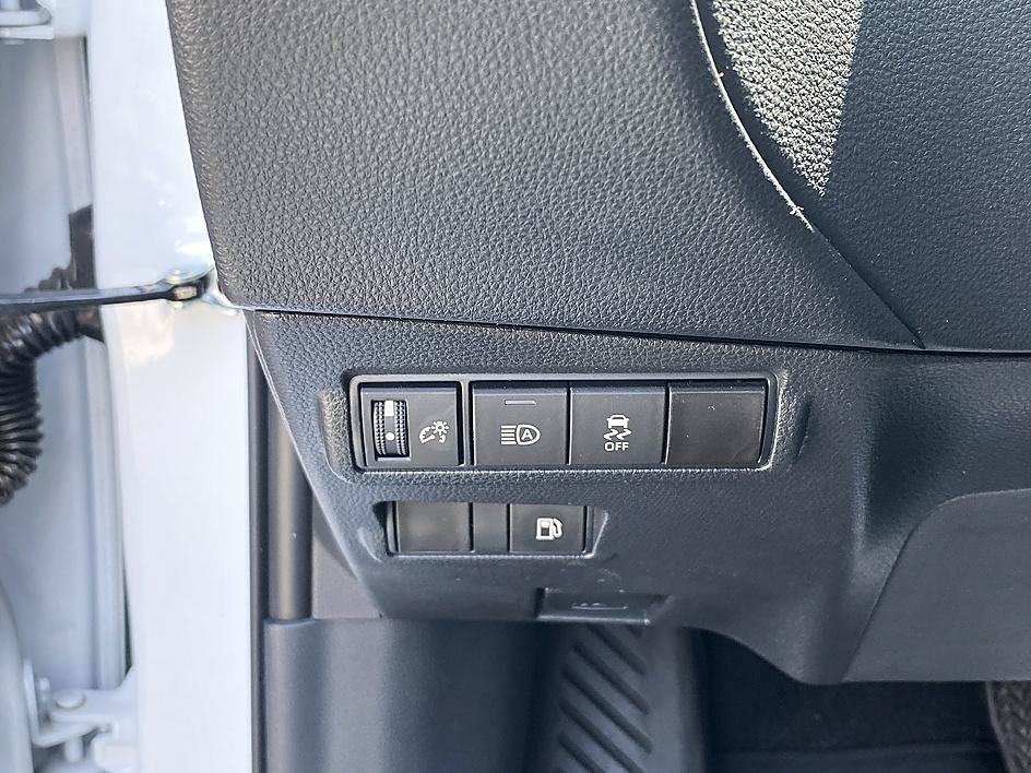 Used 2023 Wind Chill Pearl Toyota Hybrid SE image 22