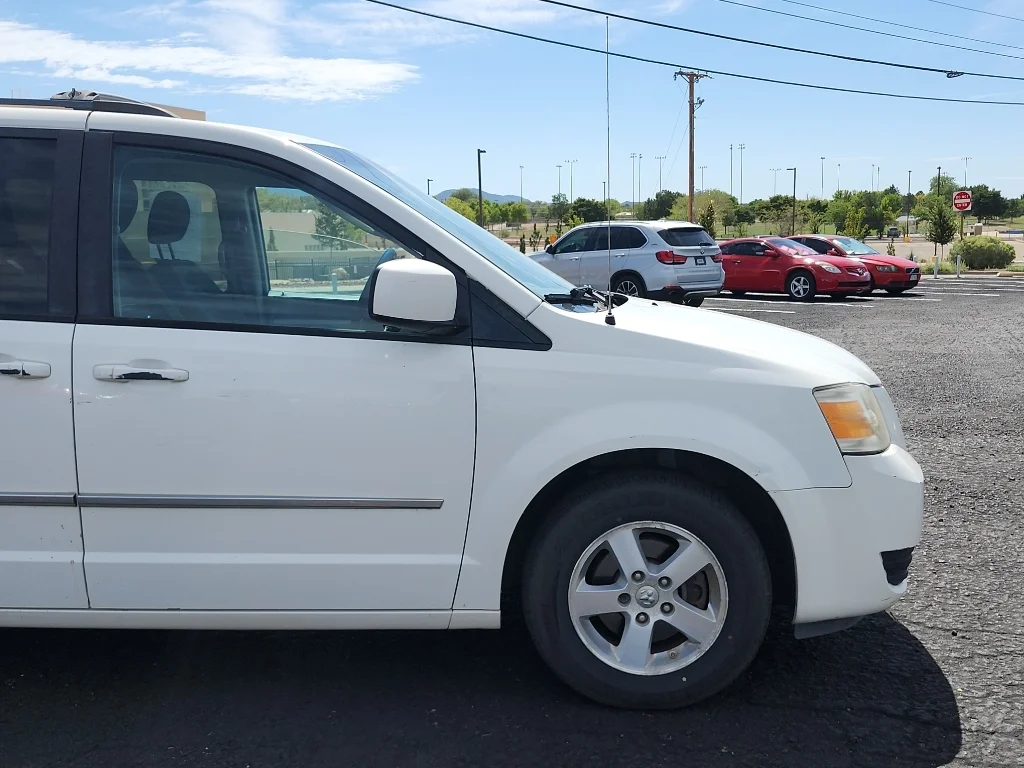 Used 2010 Stone White Clearcoat Dodge SXT image 10