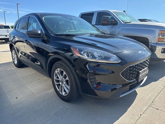 Used 2022 Black Ford SE image 1