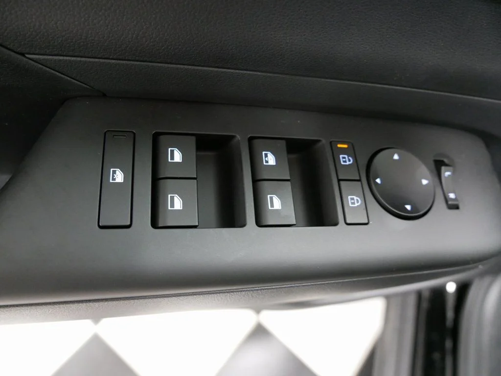 Used 2025 Black Hyundai SEL image 8