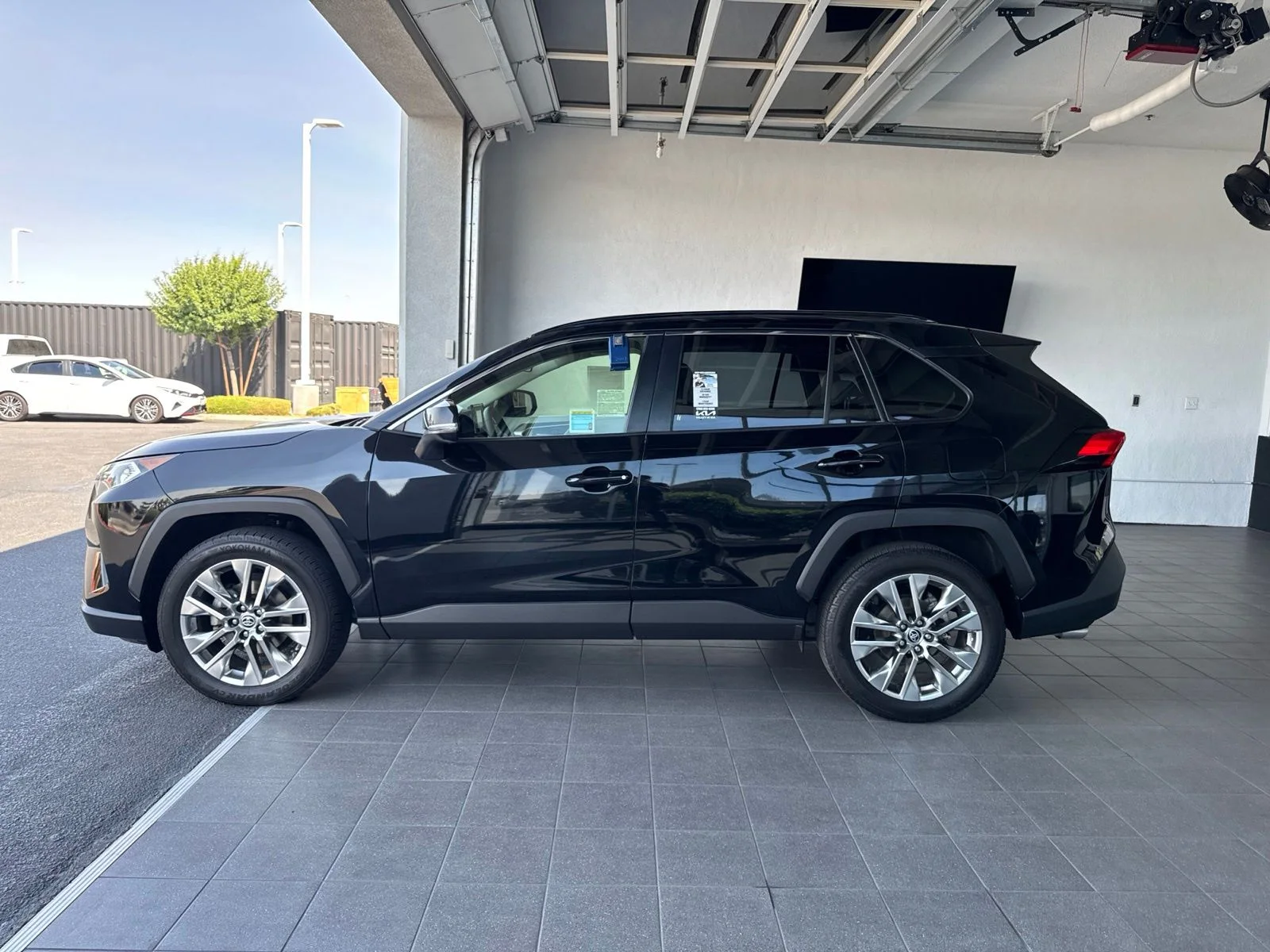Used 2020 Midnight Black Metallic Toyota XLE Premium image 11