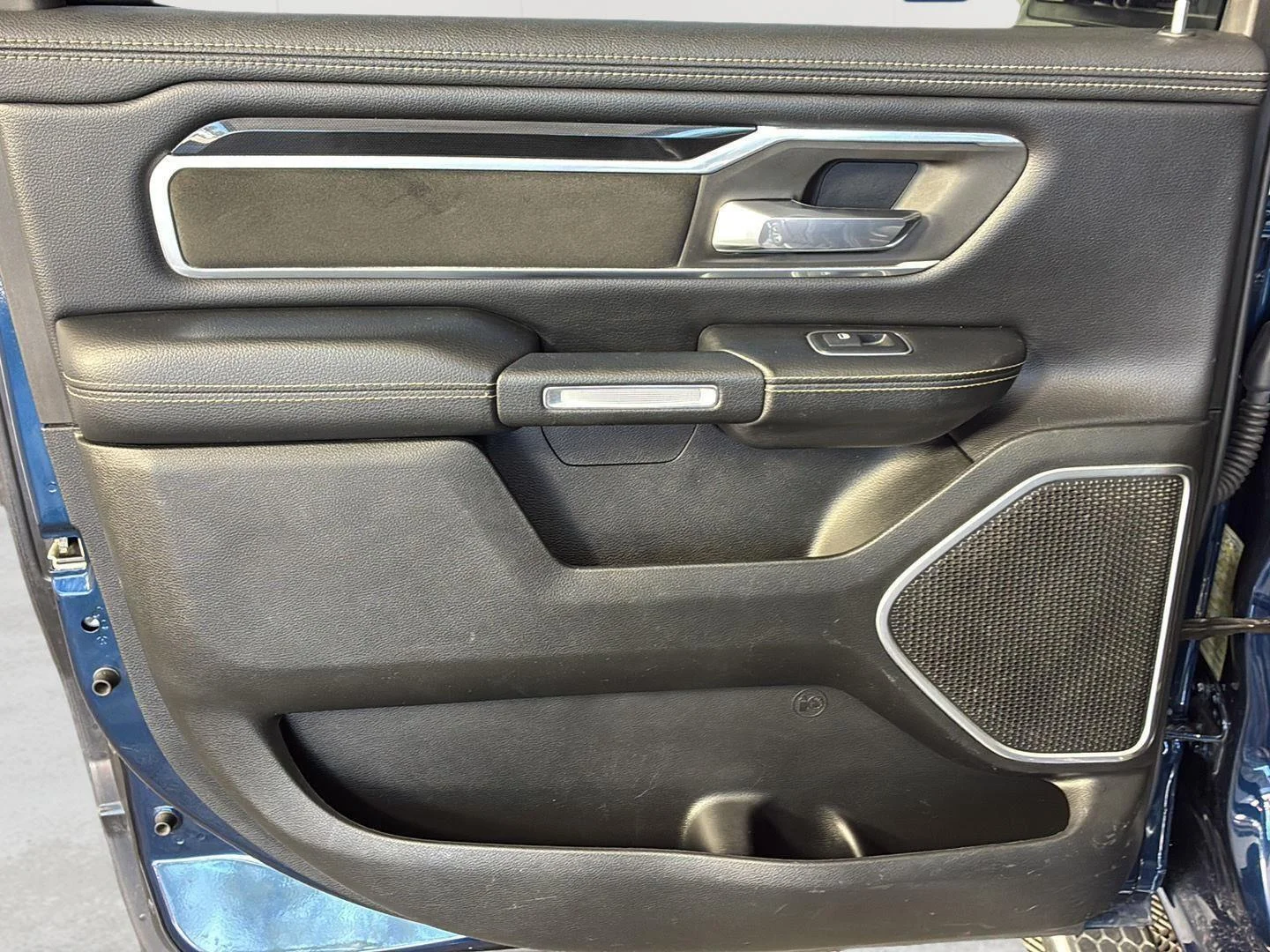Used 2020 Patriot Blue Pearlcoat Ram Laramie image 27
