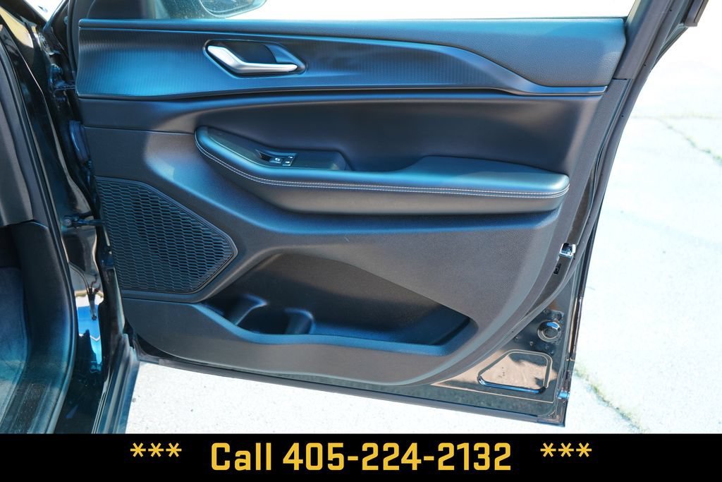 Used 2023  Jeep Laredo image 20