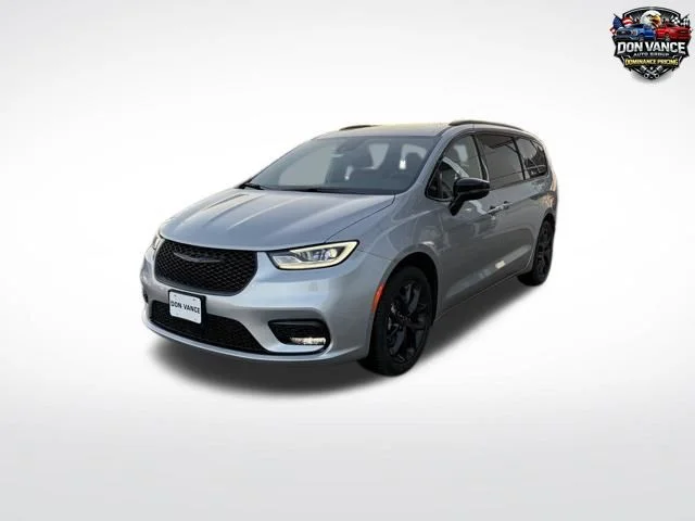 2026 Chrysler Pacifica Select's photo