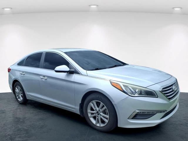 Used 2015 Silver Hyundai SE image 12