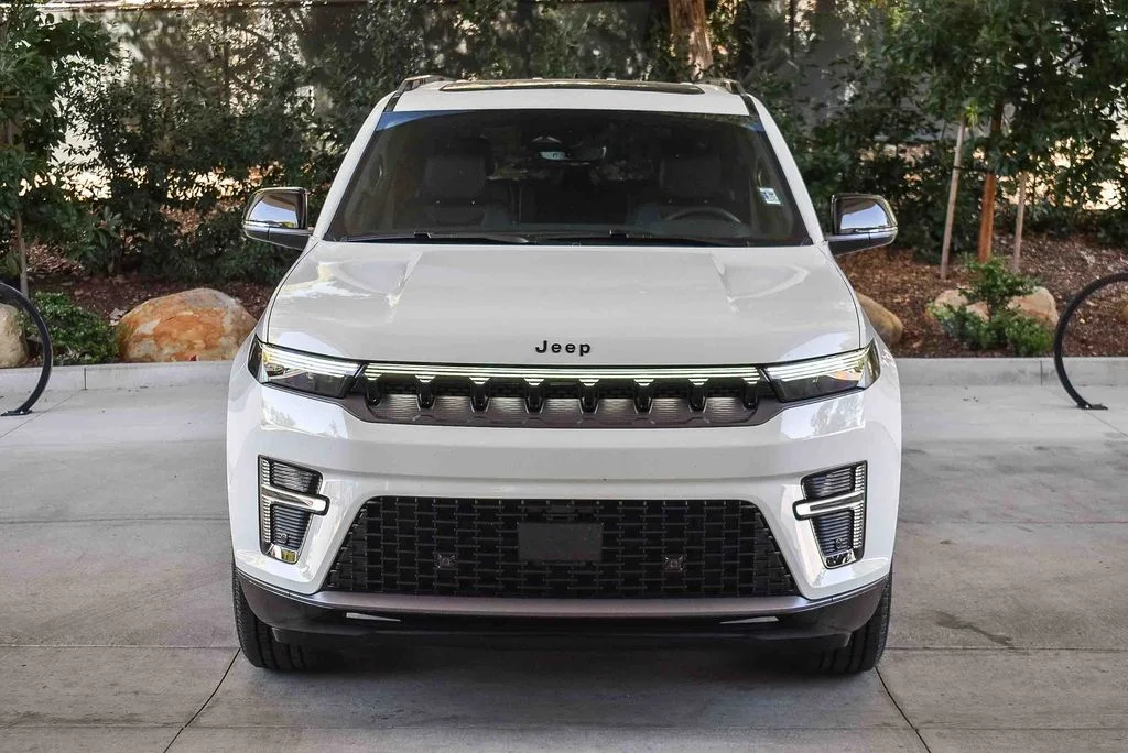 New 2026 Bright White Clear-Coat Exterior Paint Jeep ALTITUDE image 2
