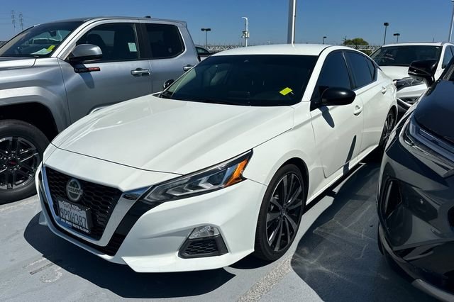 Used 2020 White Nissan 2.5 SR image 1