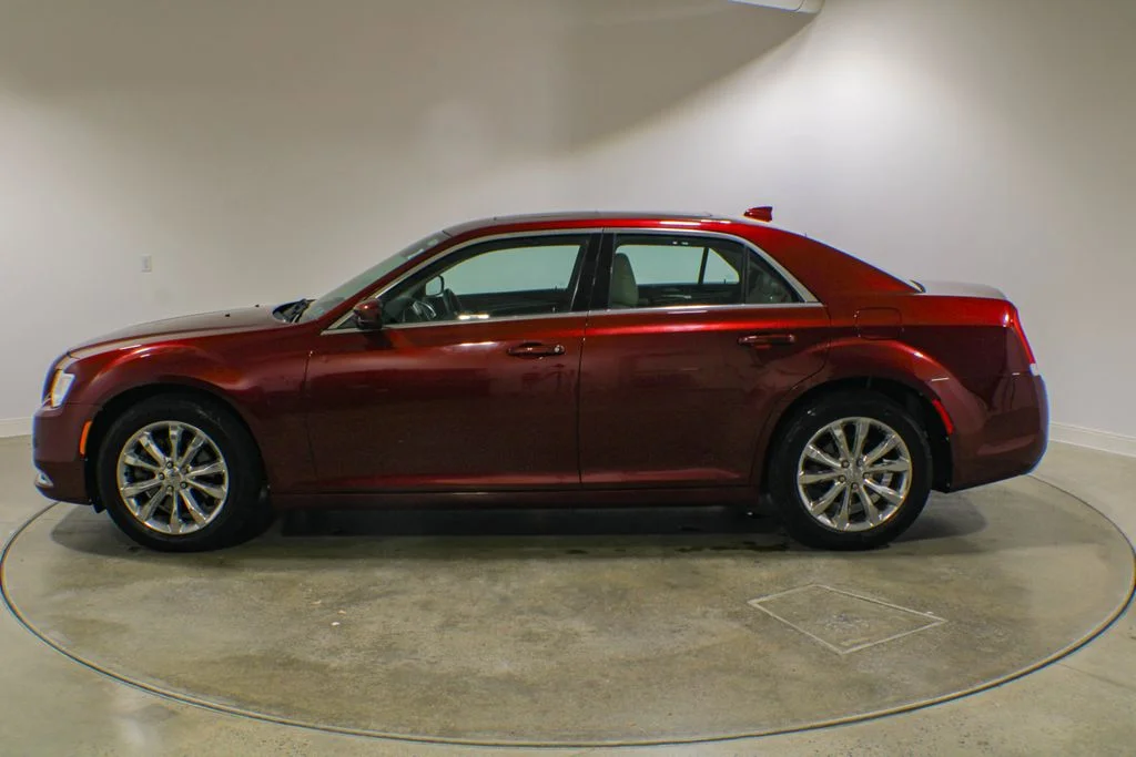 Used 2015 Velvet Chrysler Limited image 2