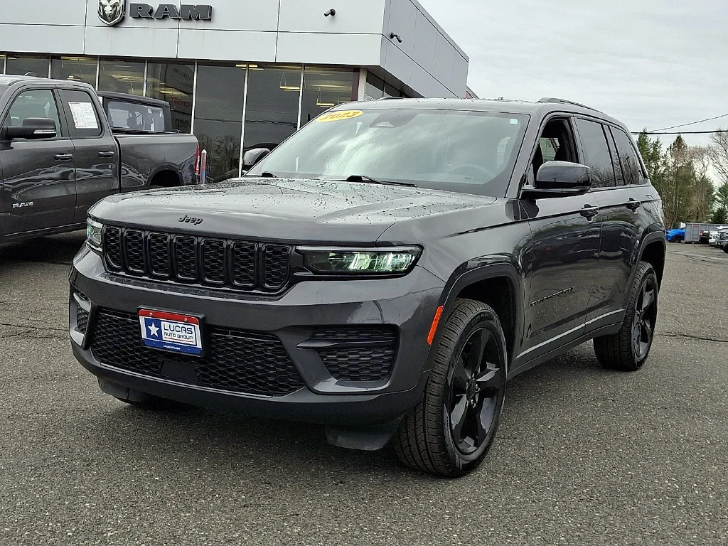 Used 2023 Baltic Gray Metallic Clearcoat Jeep Altitude image 5
