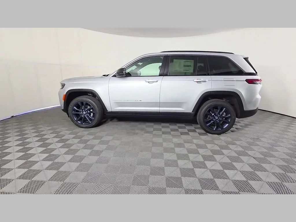 New 2026 Silver Zynith Exterior Paint Jeep 85th Anniversary Edition image 32